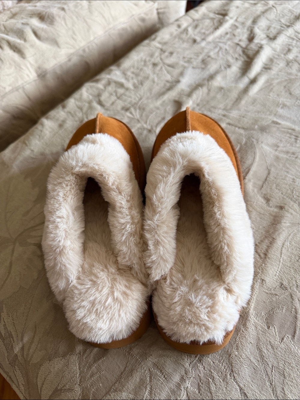 Cozy Joyspun Women's  Faux-Suede Slippers with Faux-Fur Lining.  Size 9 - Picture 3 of 4